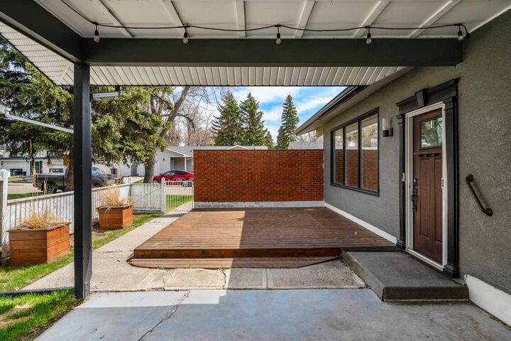 Property Photo:  191 Maple Court Crescent SE  AB T2J 1V9 