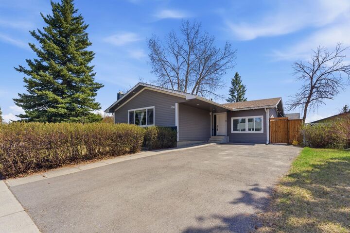 Property Photo:  1703 110 Avenue SW  AB T2W 0E4 