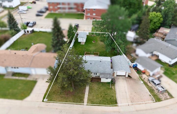 Property Photo:  611 4 Avenue  AB T0H 1P0 