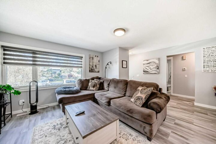 Property Photo:  447 Malvern Close NE  AB T2A 4W6 