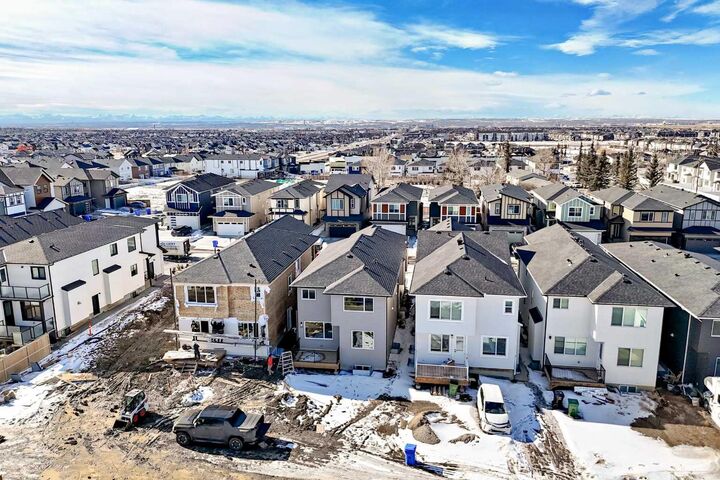 Property Photo:  28 Saddlecrest Manor NE  AB T3J 2K3 