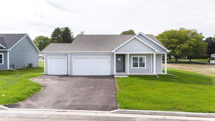 Property Photo:  411 Ridge Court  WI 53576 