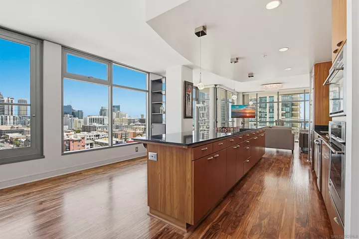 Property Photo:  645 Front St 1208  CA 92101 