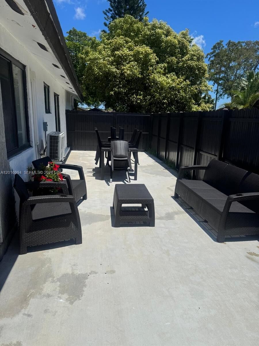 Property Photo:  