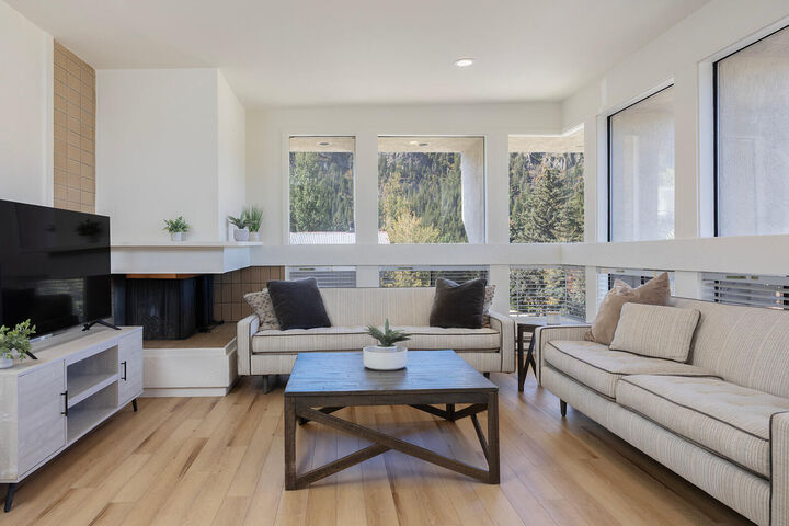 Property Photo:  291 N 2nd Ave 1 (Top)  ID 83340 