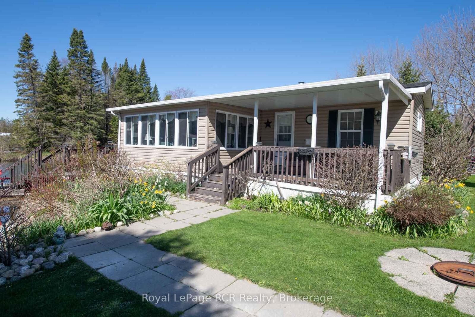 Property Photo: 61 Lakeside Street ON N0G 2L0