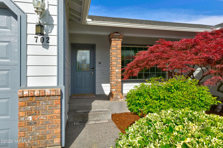 Property Photo:  702 S 7th St  WA 98942 