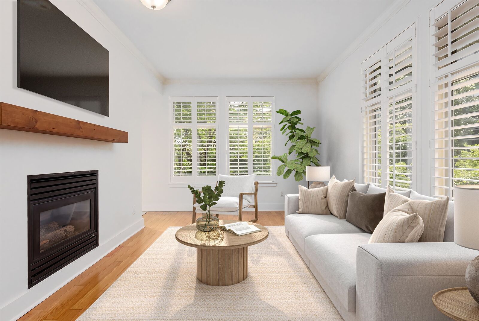 Property Photo: 118 W 22nd Street 201 BC V7M 1Z9