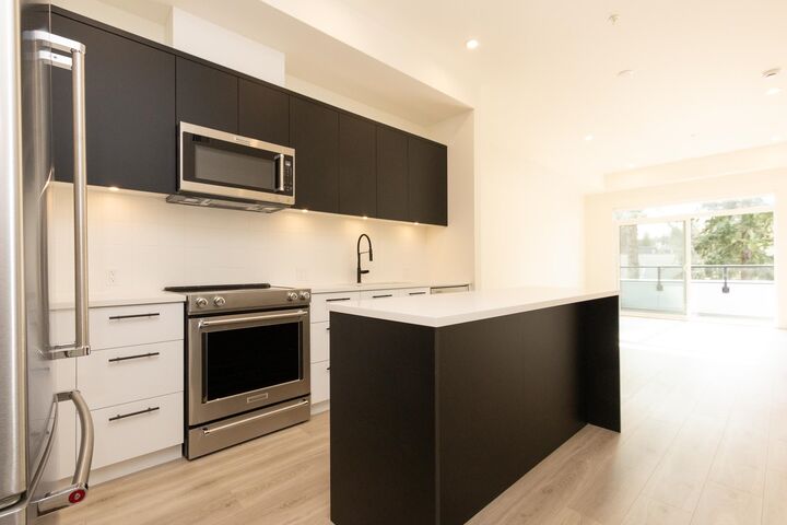 Property Photo:  2635 King George Boulevard 441  BC V4P 0H7 