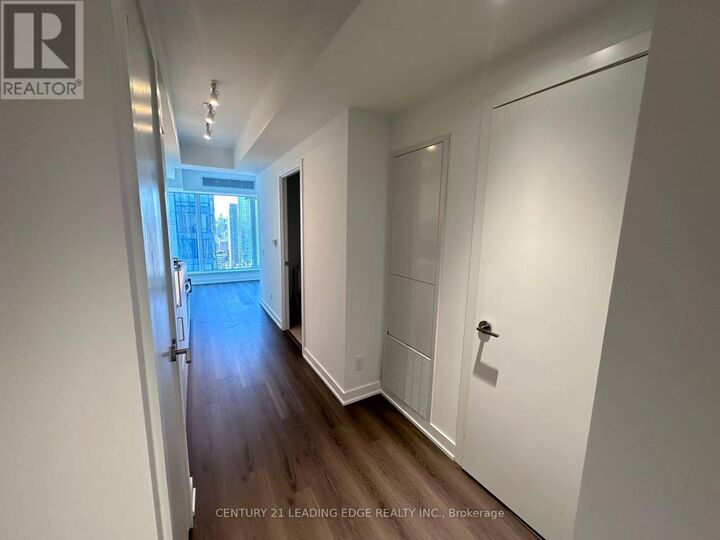 Property Photo:  8 Wellesley Street West 4008  ON M4Y 1E7 