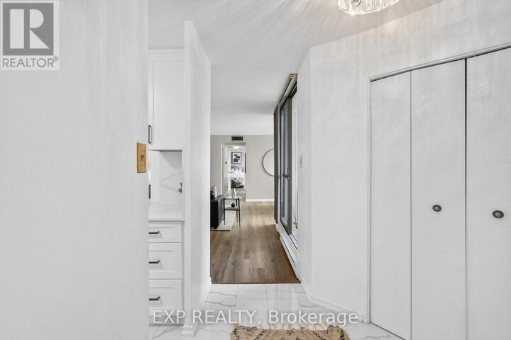 Property Photo:  2323 Confederation Parkway 905  ON L5B 1R6 