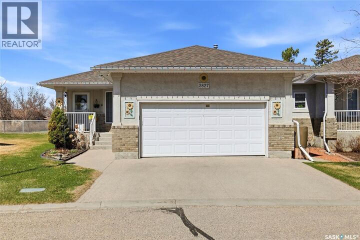 Property Photo:  2827 Meadow Park Crescent E  SK S4V 1N7 