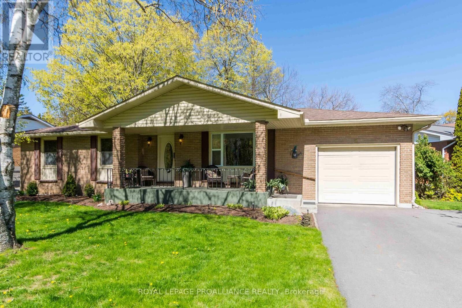 Property Photo:  5 Parkside Drive  ON K8V 5L6 