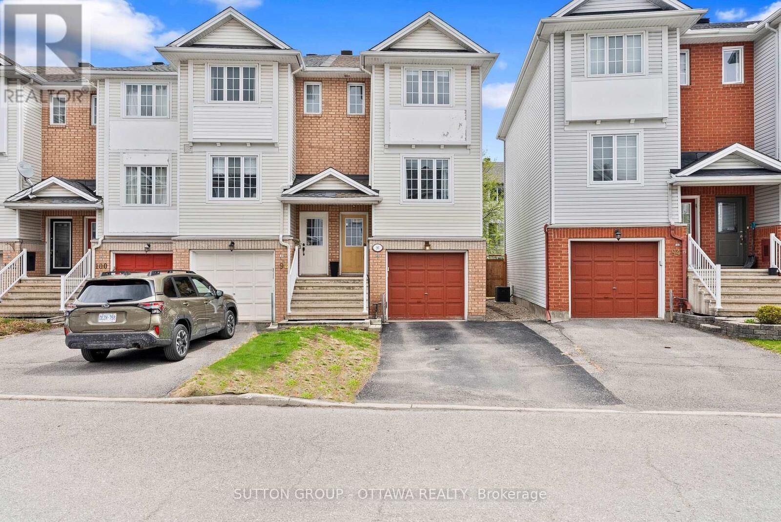 Property Photo:  96 Manhattan Crescent  ON K2C 4B7 