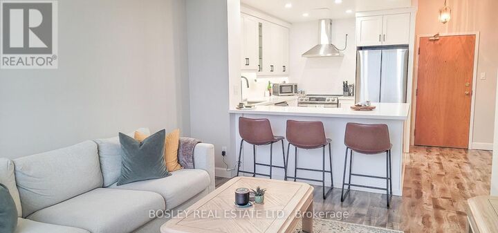 Property Photo:  326 Major Mackenzie Drive East 822  ON L4C 8T4 