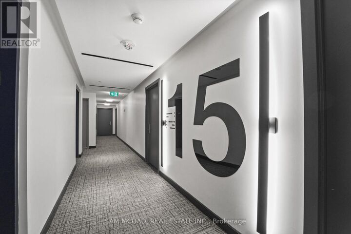 Property Photo: 86 Dundas Street East 1513 ON L5A 0B1