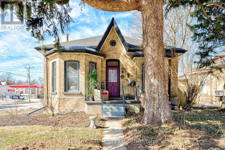 Property Photo:  246 Wellington Street  ON N5A 2L6 