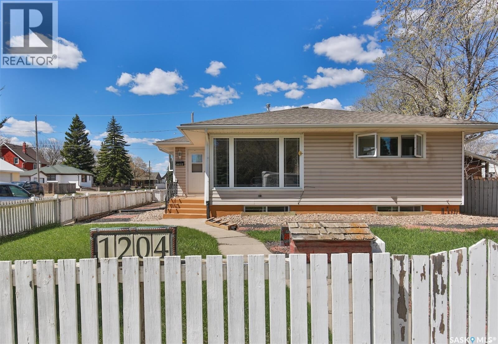 Property Photo:  1204 3rd Avenue NW  SK S6H 3V3 