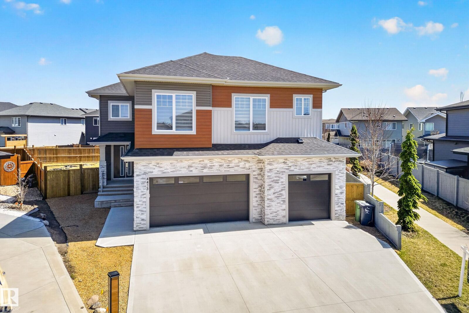 Photo de la propriété:  4413 39 Street  AB T4X 2B7 