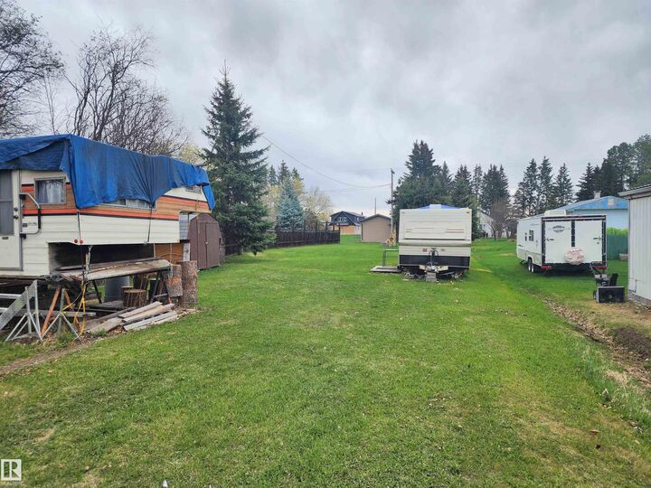 Property Photo:  612 1 Avenue  AB T0C 0T0 