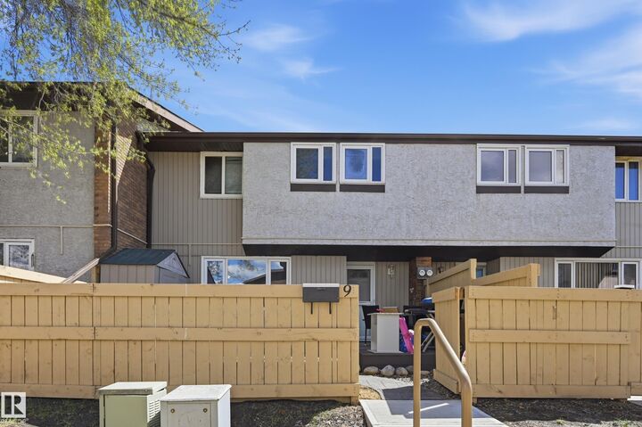 Property Photo:  8020 141 Avenue NW 9  AB T5C 2N9 