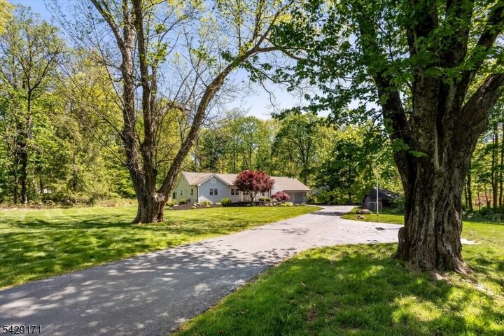 Property Photo:  3 Laurel Pl  NJ 07930 