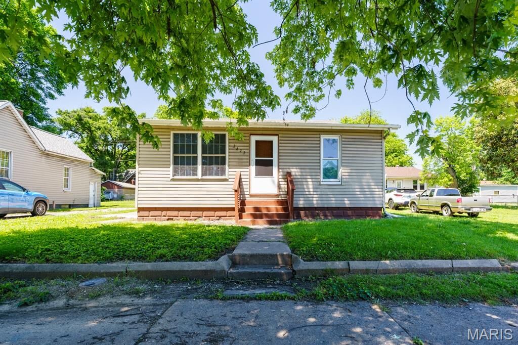 Property Photo: 2627 Lincoln Avenue IL 62040