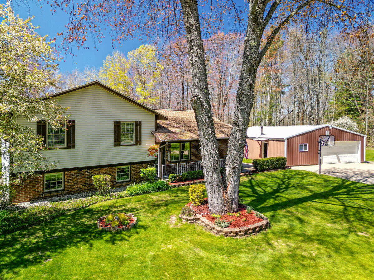 Property Photo: 10343 N Walnut Avenue MI 49309