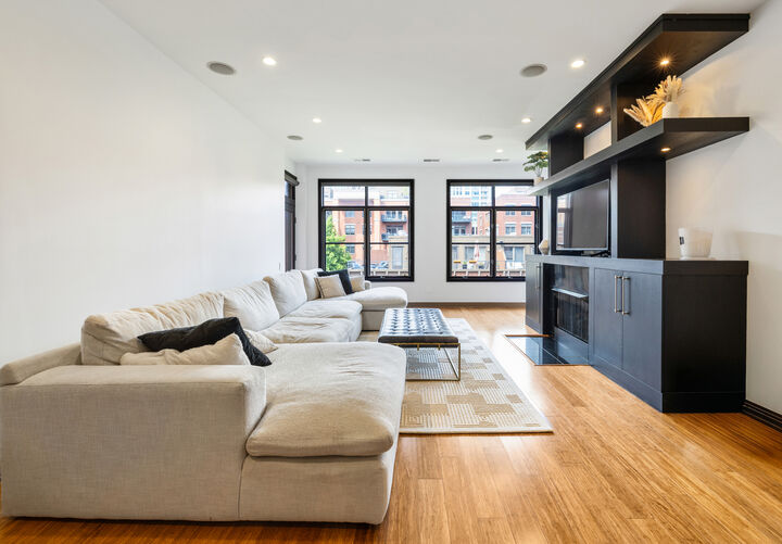 Property Photo: 560 W Fulton Street 403 IL 60661