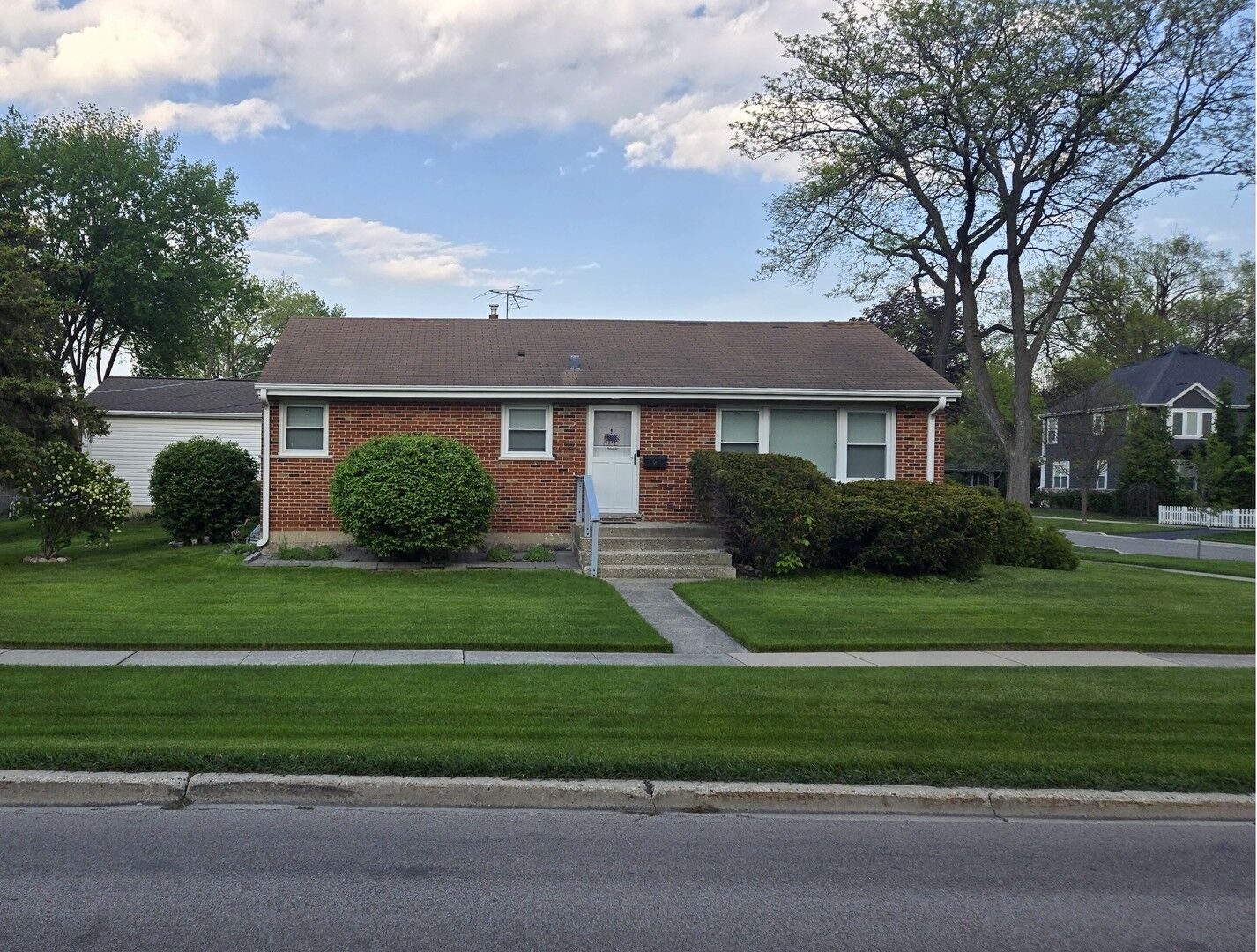 Property Photo: 58 W Comfort Street IL 60067