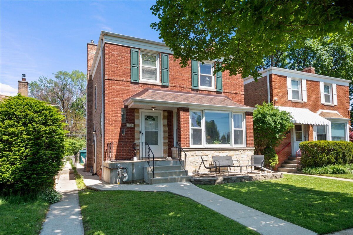 Property Photo:  2504 W Jarvis Avenue  IL 60645 