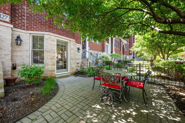 Property Photo:  1127 Gilbert Avenue 1127  IL 60515 