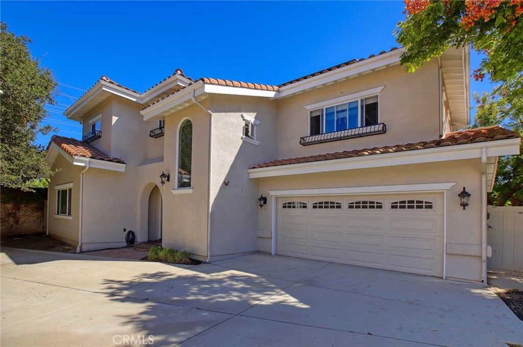 Property Photo:  1595 E Avenida De Las Flores  CA 91362 