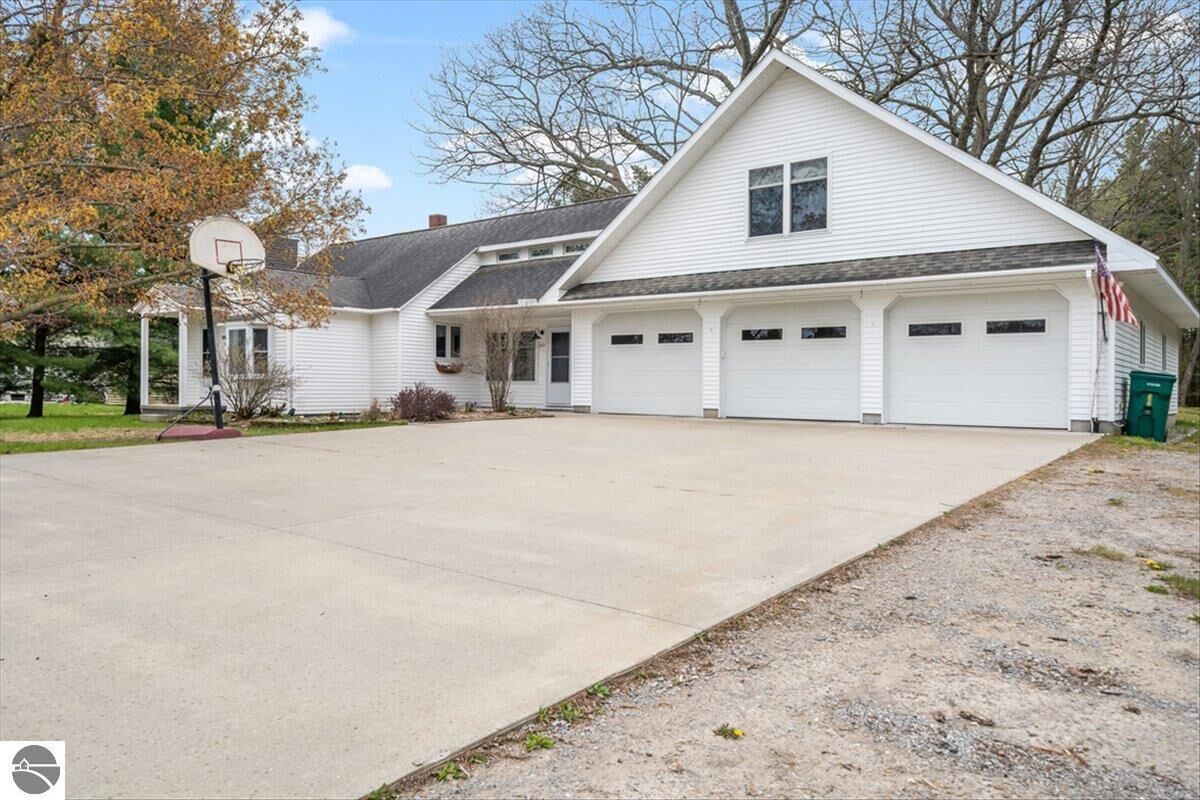 Property Photo:  1007 W 1st Street  MI 48763 