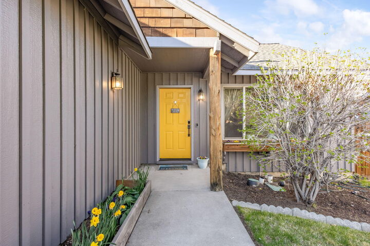 Property Photo:  2150 NE Castle Avenue  OR 97701 