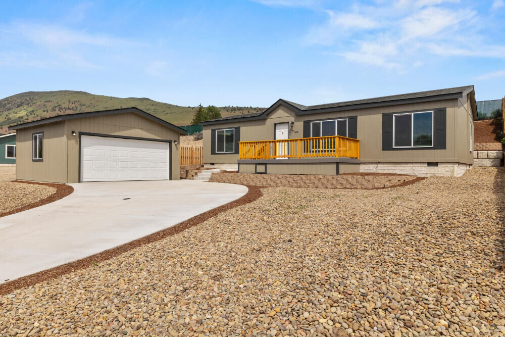 Property Photo:  5628 Edith Way  OR 97603 