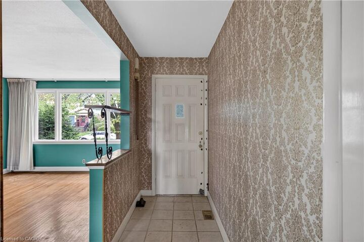 Property Photo:  39 West 21st Street  ON L9C 4M6 