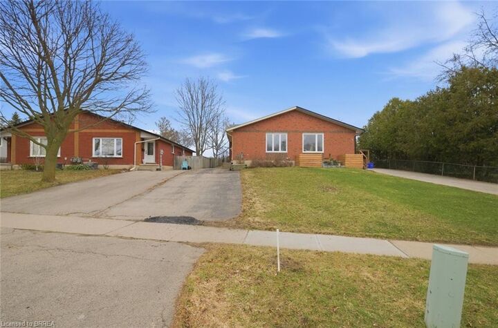 Property Photo:  7 Forest Drive  ON N3L 3L2 