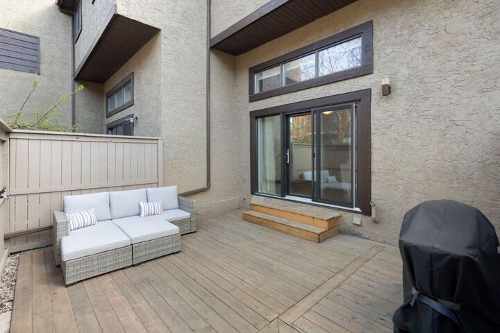 Property Photo:  18 Glamis Gardens SW  AB T3E 6S4 