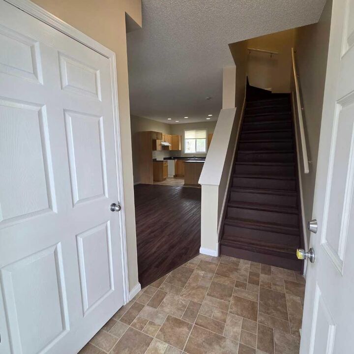 Property Photo:  624 41 Street 4  AB T7E 1A4 