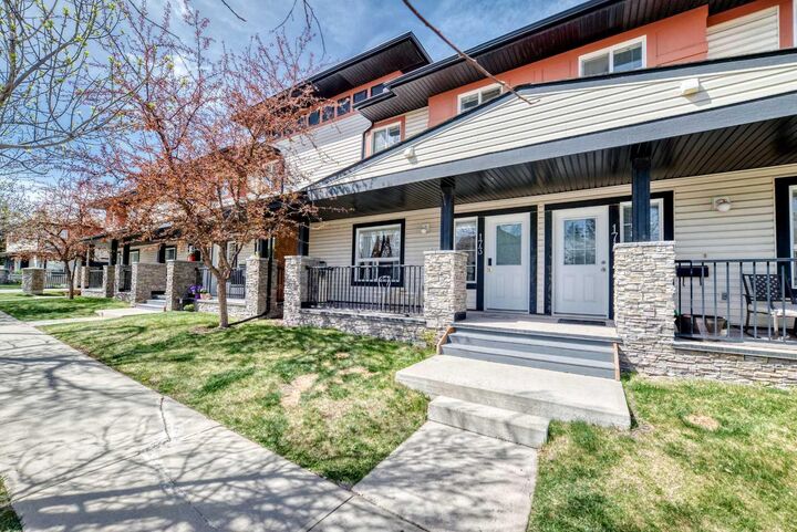 Property Photo:  173 Eversyde Common SW  AB T2Y 4Z5 