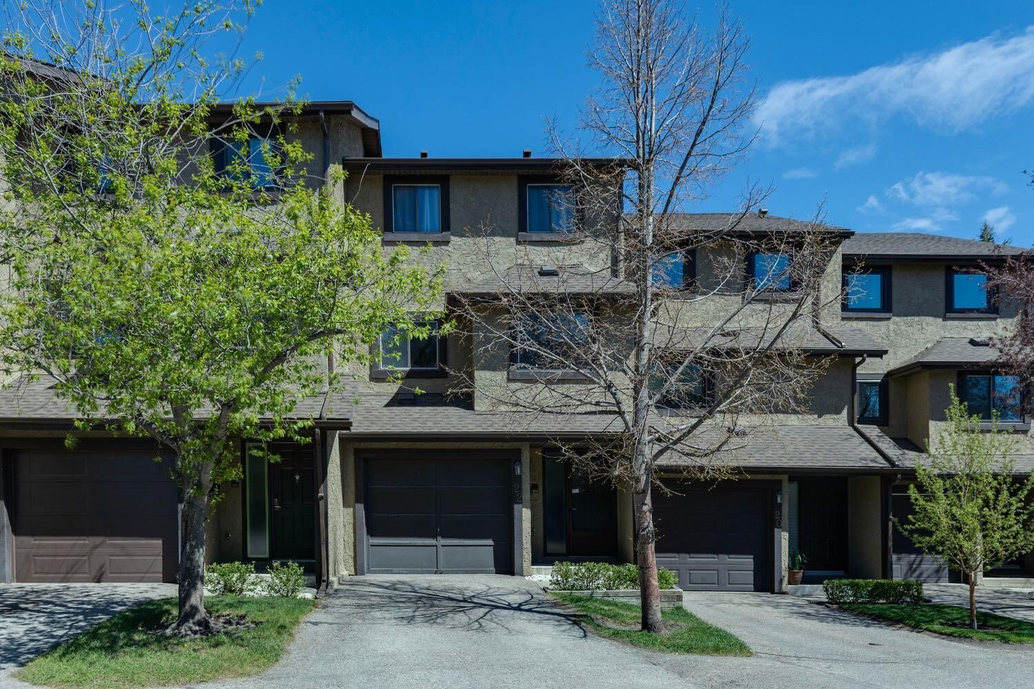 Property Photo:  22 Glamis Gardens SW  AB T3E 6S4 