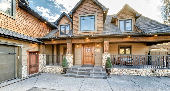 Property Photo:  10909 Eamon Road NW  AB T3G 5H2 
