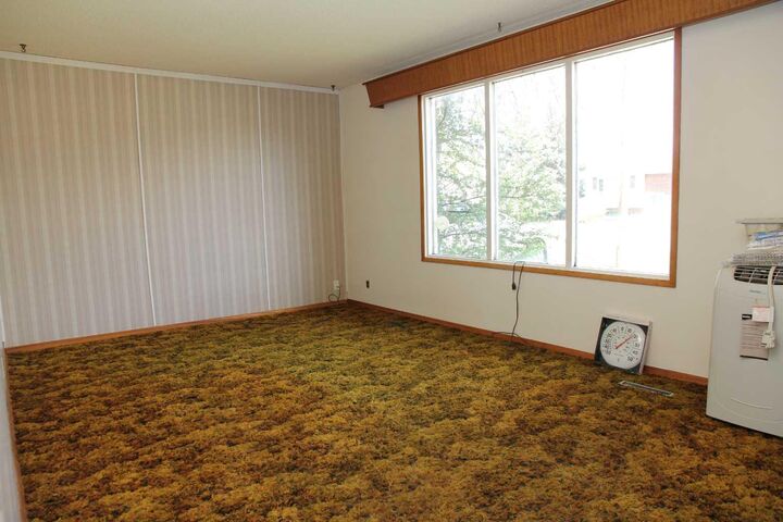 Property Photo:  109 5 Avenue W  SK S0M 1M0 