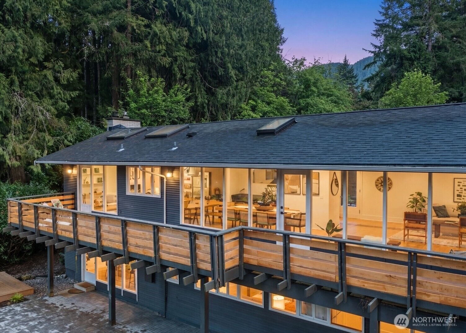 Property Photo:  1520  Sycamore Drive SE  WA 98027 