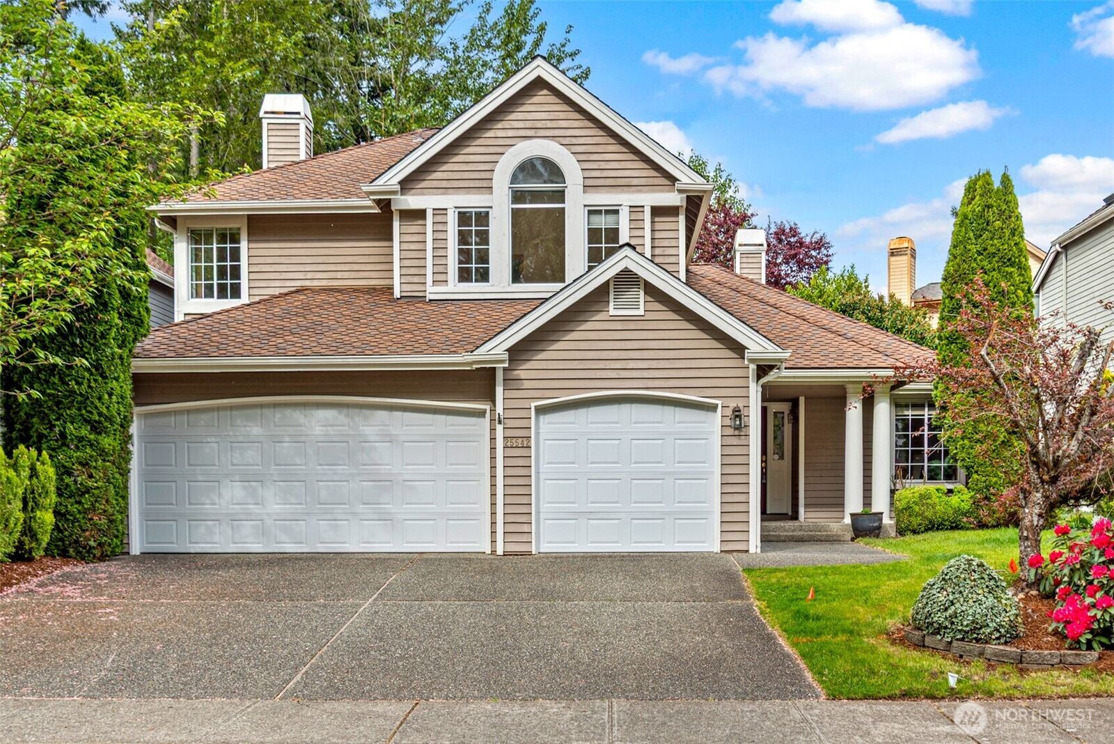 Property Photo: 25542 SE 41st Court WA 98029