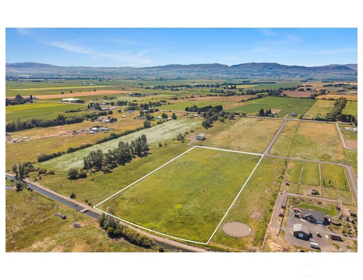 Property Photo:  407  Walker Drive  WA 98926 