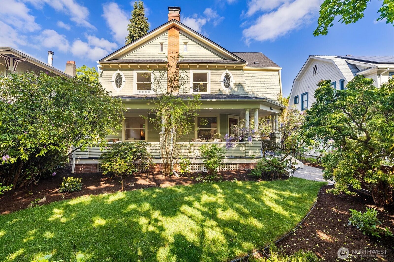 Property Photo:  806  15th Avenue E  WA 98112 