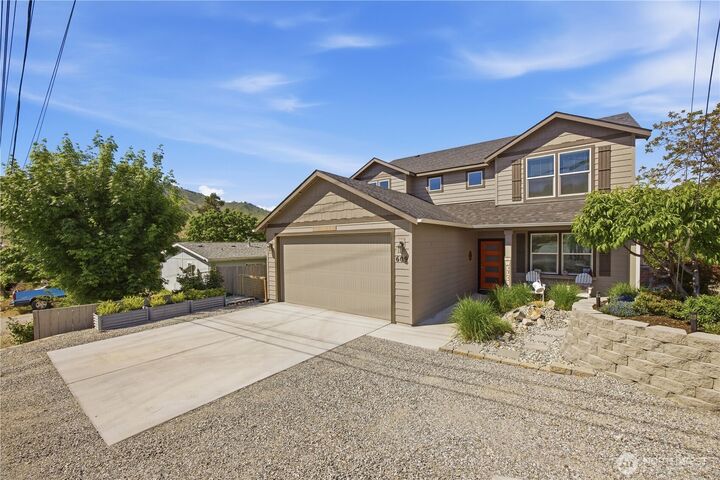 Property Photo:  609 N Bradley Street  WA 98816 