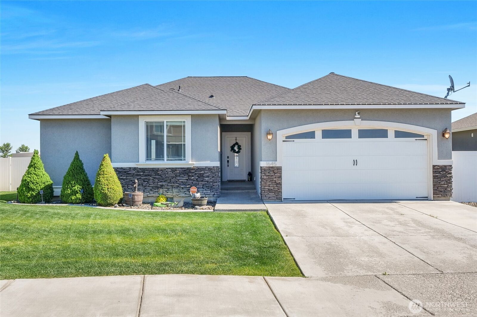 Property Photo: 1645 E Madera Street WA 99344